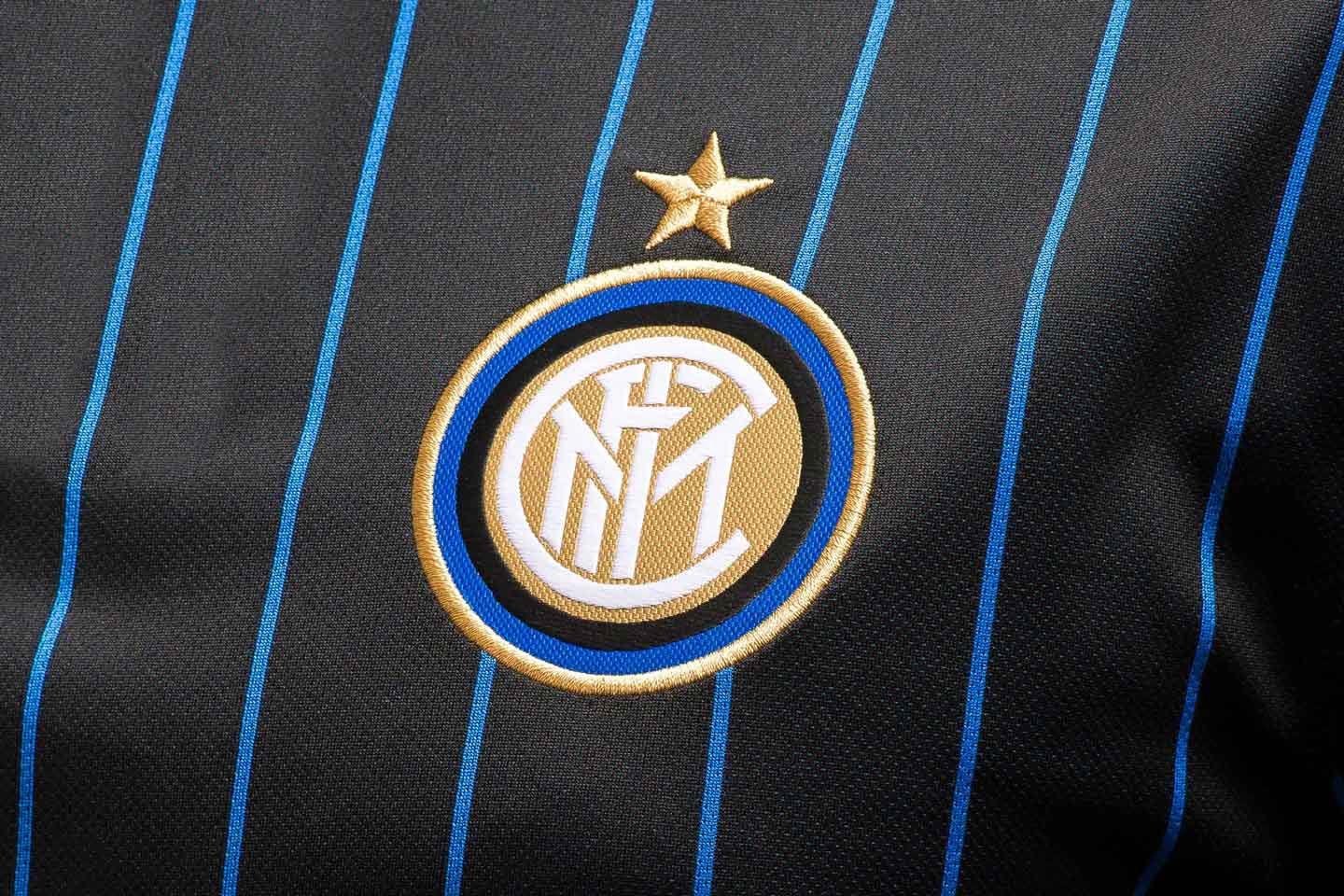 Inter Distintivo spilla logo nuovo in metallo PRODOTTO UFFICIALE Made in  Italy : : Sport e tempo libero